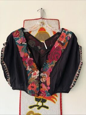 “FREE PEOPLE” Stunning Crop Top tons of Embroidery